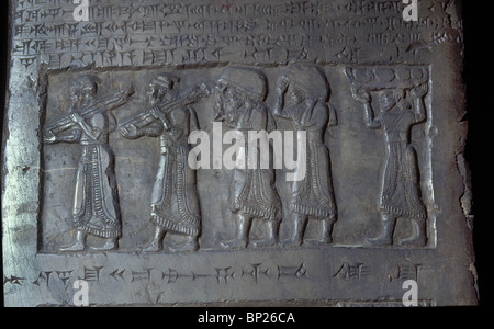 Panneau de l'Obélisque NOIR DU ROI SALMANASAR III. De NIMRUD C. 825 B.C. PIC : GILZANITE PORTANT HOMMAGE DE ARGENT OR Banque D'Images