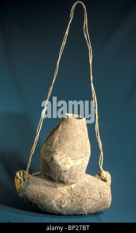 L'ARGILE FAIT BATTRE POUR FAIRE DU FROMAGE OU DU BEURRE EN LE REMPLISSANT AVEC DU LAIT ET DE LA SECOUER PENDANT QU'IL EST SUSPENDU PAR LA CORDE. Chalcolithique Banque D'Images