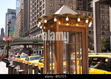 Les taxis et de taxis, 42e Rue au Grand Central Terminal, NEW YORK Banque D'Images