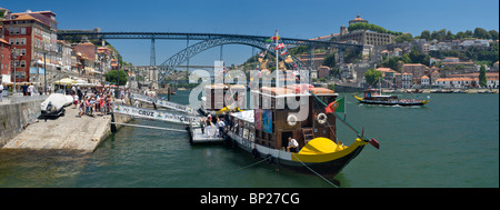 Portugal, Porto, le district de Ribeiro, bateau d'excursion sur le quai de la rivière Douro, avec le Pont Dom Luis I Banque D'Images