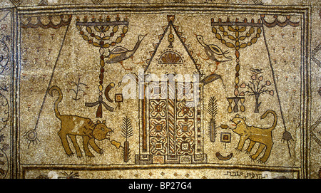 Sol en mosaïque de la 6ème. C. AD. Dans la synagogue Beth-ALPHA. L'Arche Sacrée flanqué d'un candélabre UN LION UN OISEAU ET AUTRES CEREM Banque D'Images