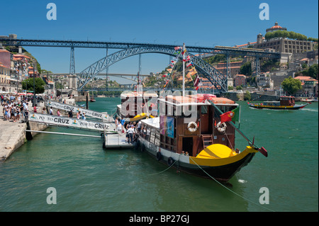 Portugal, Porto, le district de Ribeiro, bateau d'excursion sur le quai de la rivière Douro, avec le Pont Dom Luis I Banque D'Images