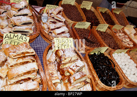 Les sucreries et les pâtisseries hongroises sur STALL DANS LE MARCHÉ CENTRAL HALL,BUDAPEST Banque D'Images