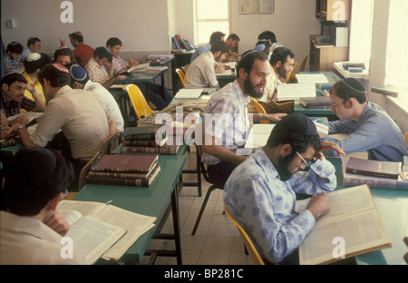 1760. L'ÉTUDE DE LA BIBLE ÉCRITURES APPARENTÉES DANS UNE YESHIVAH JÉRUSALEM Banque D'Images