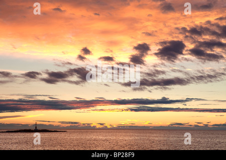 Croatie - Ciel et nuages colorés après le coucher du soleil sur la mer Adriatique Banque D'Images
