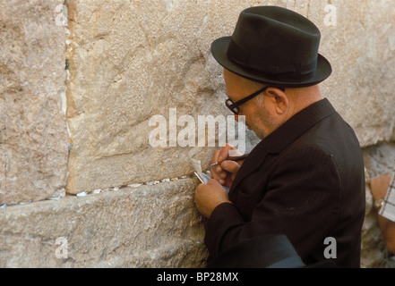 2242. Selon la tradition, UNE PERSONNE EST DE PLACER SA DEMANDE DU TOUT-PUISSANT ENTRE LES PIERRES DU MUR OCCIDENTAL Banque D'Images