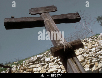 2776. Modèle d'une croix en bois typiques utilisés dans la période romaine, AVEC PLAQUE CONSTRUCTEUR SUR LE DESSUS ET DEUX POUTRES EN BOIS POUR LES BRAS ET LES JAMBES Banque D'Images