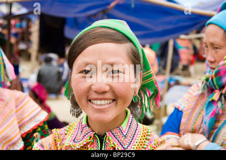 Une fille Flower hmong pose pour une photo au marché du dimanche de Bac Ha, Vietnam Banque D'Images