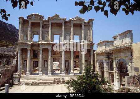 Ephèse - LA BIBLIOTHÈQUE DE CELSUS A ÉTÉ CONSTRUIT EN L'an 135 de notre ère, EN L'HONNEUR DU GOUVERNEUR GÉNÉRAL DE LA PROVINCE ROMAINE D'ASIE Banque D'Images