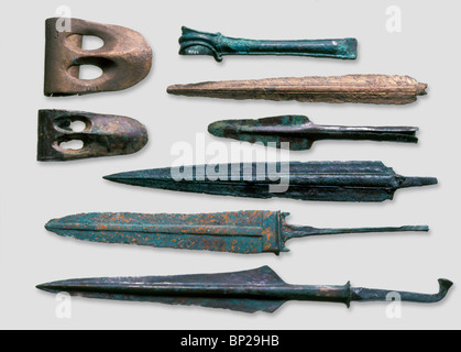 Les épées DE BRONZE ET AX-CHEFS TROUVÉS DANS LES FOUILLES en Judée, DATANT DE LA PÉRIODE CANANÉENNE DU BRONZE, C. 2000-1750 av. Banque D'Images