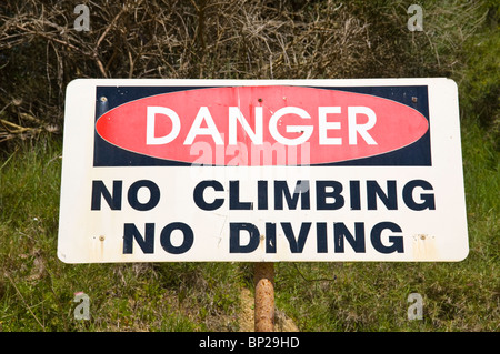 DANGER NE PAS DE PLONGÉE ESCALADE panneau d'avertissement sur le Canal D'Amour Sidari à sur l'île grecque de Corfou Grèce GR Banque D'Images