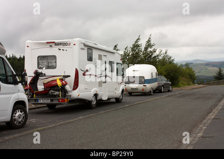 Caravane vintage et modernes en aire de camping-car à l'anglais sur une frontière écossaise68. Banque D'Images