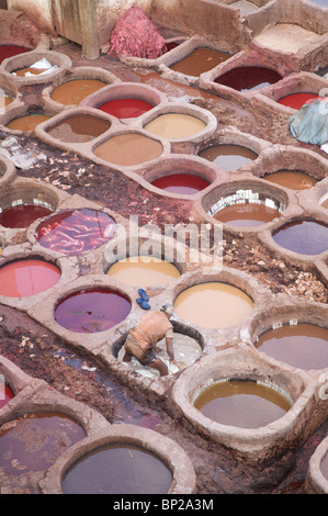 Un homme travaillant dans les tanneries de Fès, Maroc, afrique du nord Banque D'Images