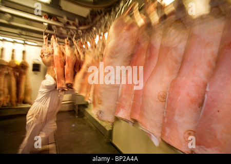 Butcher, déménagement pig croupes, Smithfield Market Banque D'Images