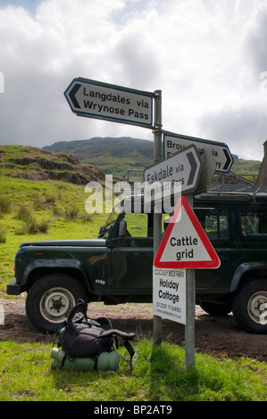 Près de Hardknott Pass en Cumbria, poteau de signalisation à Eskdale et Col Banque D'Images