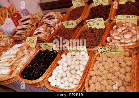 Les sucreries et les pâtisseries hongroises sur STALL DANS LE MARCHÉ CENTRAL HALL,BUDAPEST Banque D'Images