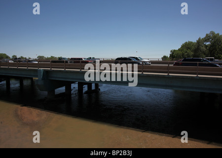 Alameda Boulevard NW pont sur le fleuve Rio Grande à Corrales, Sandoval County, Nouveau Mexique, 18 juin, 2010 Banque D'Images