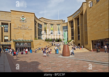 Le monument à l'ancien Premier ministre écossais Donald Dewar, à l'extrémité supérieure de Buchanan Street à Glasgow, avec la salle de concert royale de Glasgow derrière. Banque D'Images