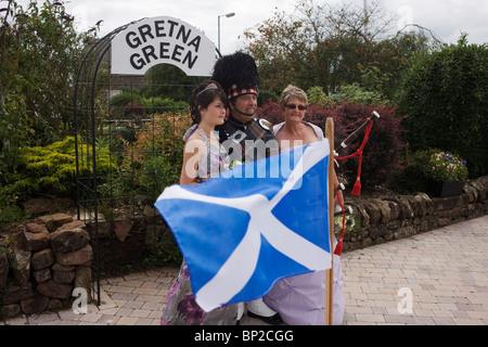 Les peuplements avec la famille piper écossais à Gretna Green, où le mariage couples convergent sur pour un quickie mariage. Banque D'Images