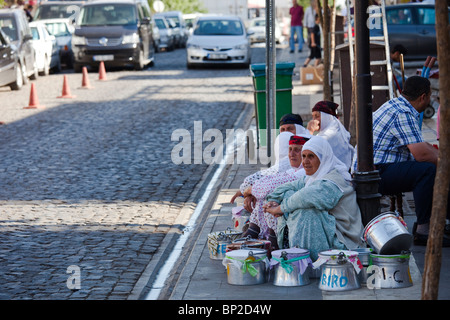 Les femmes kurdes la vente de fromage dans la vieille ville de Diyarbakir, Turquie Banque D'Images