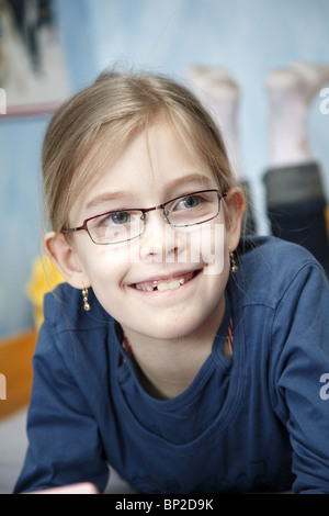 Portrait of a smiling fillette de neuf ans avec des lunettes Banque D'Images