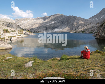 Un randonneur surplombe 10 568' Three Island Lake dans le John Muir Wilderness de la Sierra National Forest. Banque D'Images