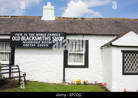 Le monde célèbre Old blacksmith's Shop at Gretna Green, où le mariage couples convergent sur pour un quickie mariage. Banque D'Images