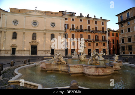 Italie, Rome, Piazza Navona, fontaine de la Maure et église de Nostra Signora del Sacro Cuore Banque D'Images