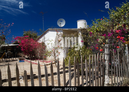 Vue latérale d'une petite maison, avec un plat antenne satellite sur le toit dans le Corral del Risco, un petit village de Nayarit, Mexique. Banque D'Images