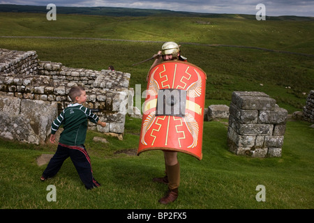 Re-enactment soldat à Fort romain de Housesteads sur mur d'Hadrien, une fois la frontière du nord de l'empire de Rome. Banque D'Images