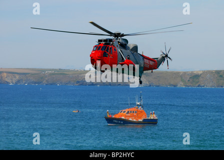 La Marine royale de sauvetage par hélicoptère de sauvetage de la RNLI avec dans l'eau Banque D'Images