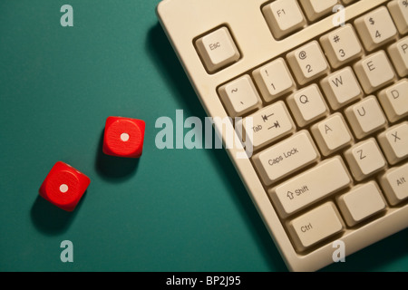 Red Dice et clavier de l'ordinateur, concept de jeu Banque D'Images