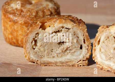 Coupe d'une mini Melton Mowbray pork pie anglais traditionnel avec pickle Banque D'Images