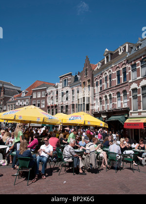 Cafés d'été en plein air dans le centre de Utrecht aux Pays-Bas Banque D'Images