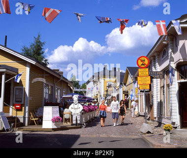 Rue pavée de la vieille ville de Porvoo, Uusimaa, région, République de Finlande Banque D'Images