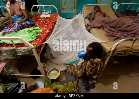 Les patients reste sur le sol d'un hôpital bondé de Amuria, ne l'Ouganda, l'Afrique de l'Est. Banque D'Images