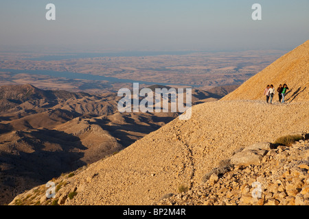 Les touristes de la randonnée jusqu'à voir le Mont Nemrut tôt le matin en Turquie Banque D'Images