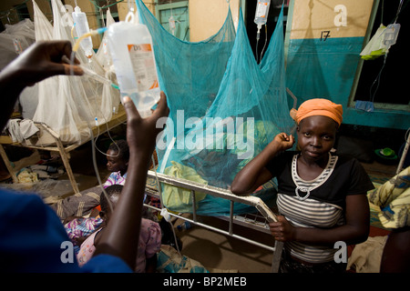 Une patiente dans un hôpital de Amuria, ne l'Ouganda, l'Afrique de l'Est. Banque D'Images