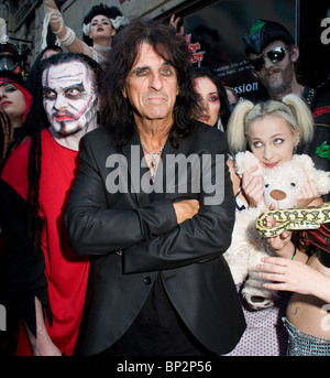 American rocker Alice Cooper en face du London Dungeon avec Britain's freak artistes pour 'Nuit de l'Halloween de la peur" de lois. Banque D'Images