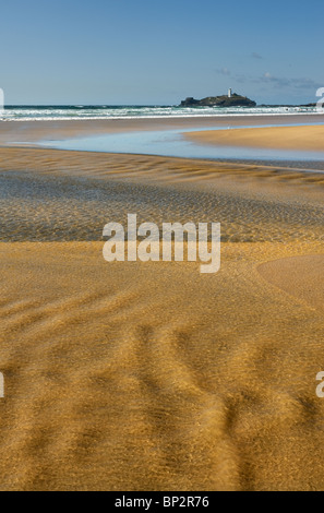 L'eau qui coule à travers Gwithian Beach à Cornwall. Banque D'Images