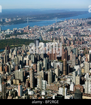 Vue aérienne au-dessus de l'upper east side Harlem George Washington Bridge Manhattan New York Banque D'Images