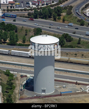 Vue aérienne au-dessus de la tour de l'eau route 99 railorad VeraSun Ripon voitures Californie Banque D'Images