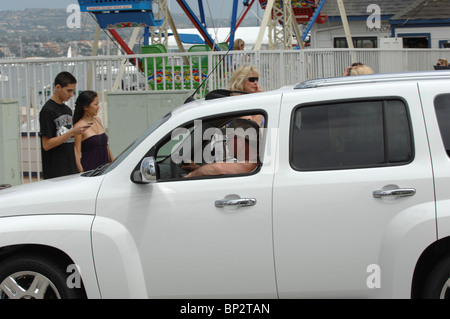 Un homme attend dans sa voiture pendant son tour de la conduire sur le ferry pour l'emmener à l'Autoroute de la côte pacifique de l'Île de Balboa. Banque D'Images