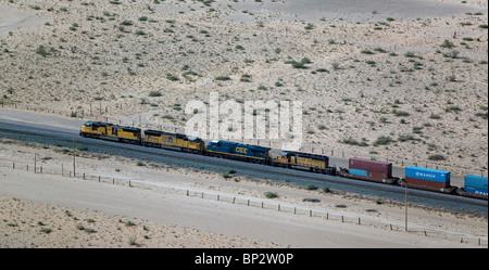Vue aérienne au-dessus du désert du train en passant par le Nouveau Mexique Banque D'Images