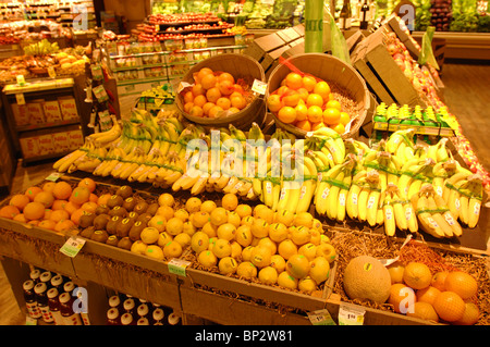 Section des fruits dans une épicerie de la Californie soulignant les fruits et légumes individuellement étiquetés comme biologiques. Banque D'Images