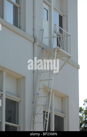 L'échelle de sortie de secours et l'escalier peint en blanc pour correspondre au côté d'un bâtiment blanc propre. Banque D'Images