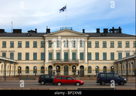 Palais présidentiel avec le drapeau national, Helsinki, Finlande Banque D'Images
