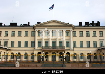 Palais présidentiel avec le drapeau national, Helsinki, Finlande Banque D'Images
