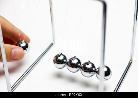 Boules d'équilibrage Newton's cradle Banque D'Images