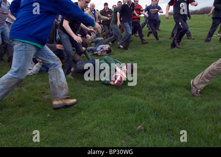 Jeu traditionnel de Bottlekicking, Leicestershire, UK Banque D'Images